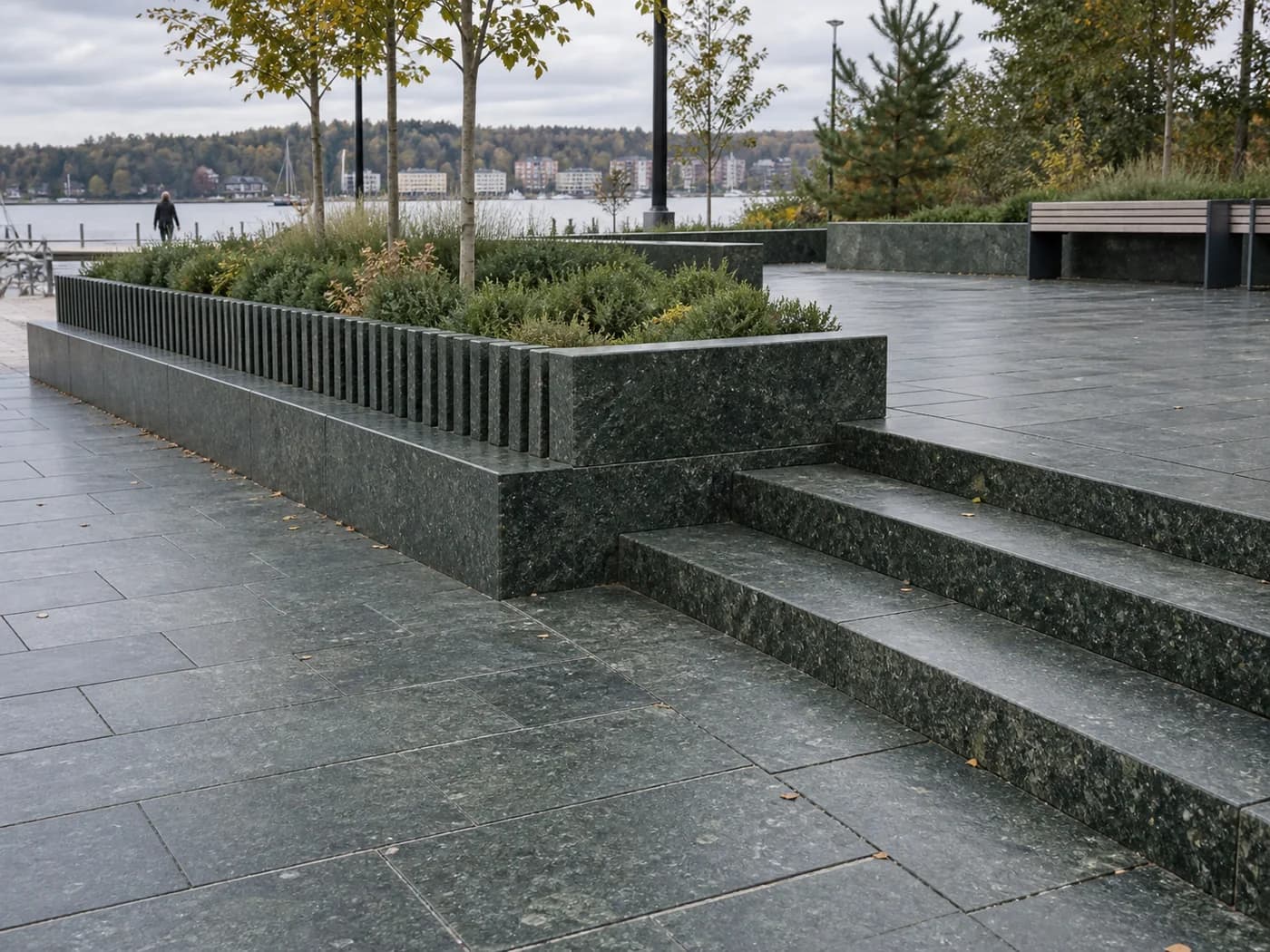 Black Lime — Lukovetsky-granit med mycket mörk grön ton för diskreta landskaps- och arkitekturprojekt.