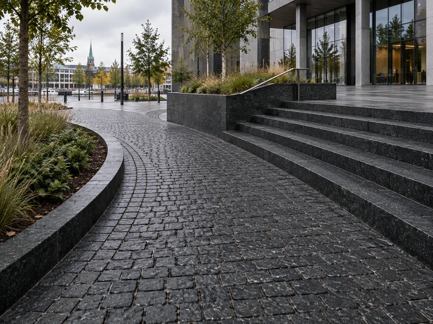 Gabro — Tät, nästan svart natursten för kontrasterande gatsten, kantsten, plattor och arkitektoniska detaljer.