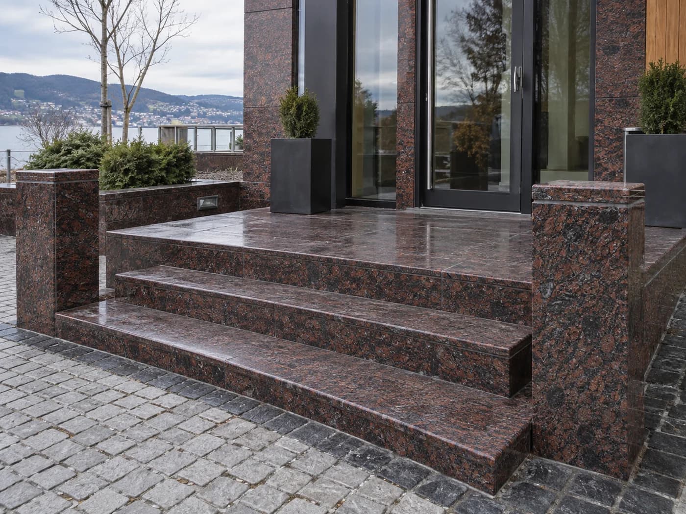 Maroon Black — Kishynsky-granit med mörk vinröd bas och tydligt svart mönster för entréer, steg och beläggning.