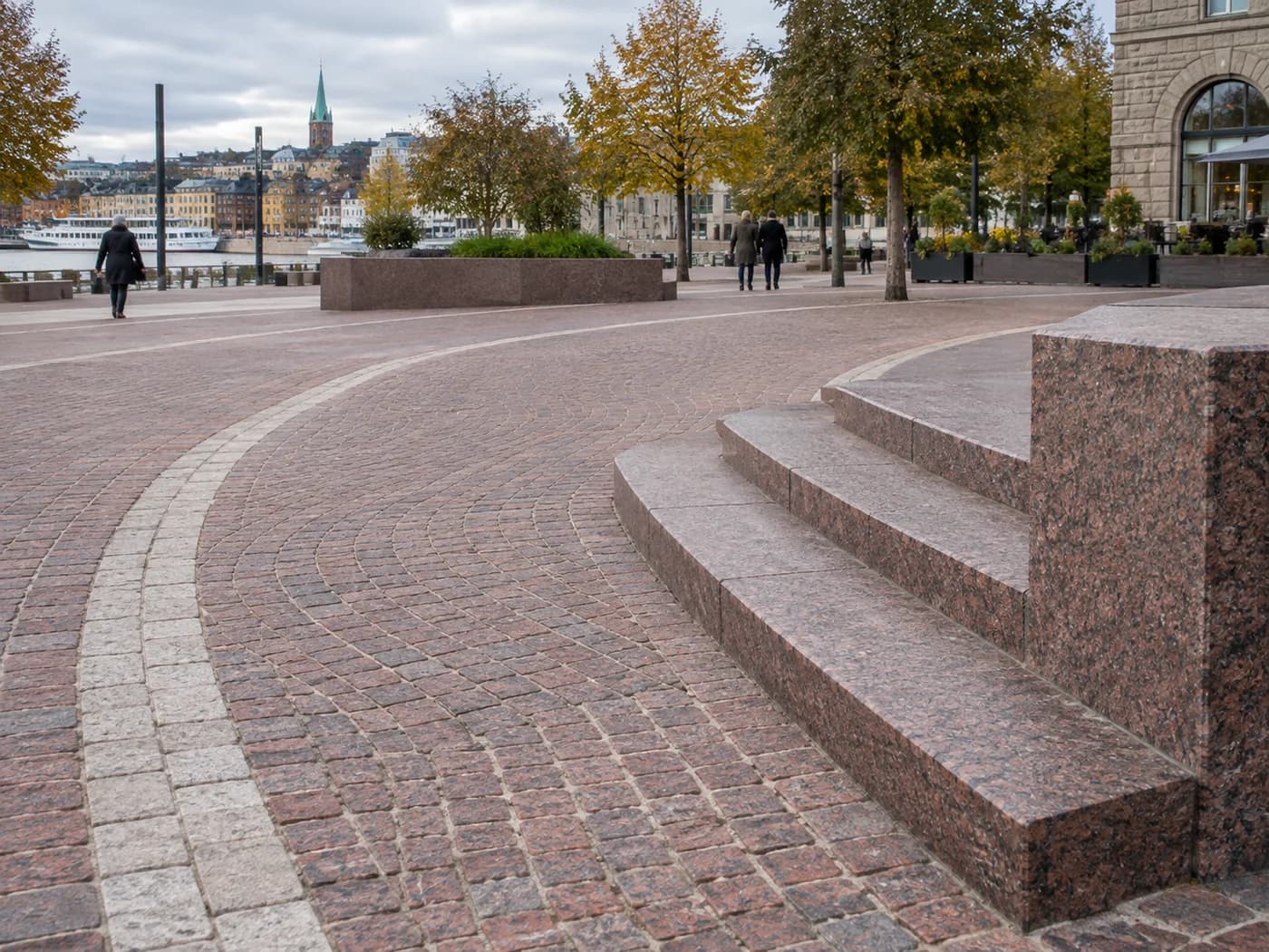 Rosso Santiago — Kapustinsky-granit med klar röd ton och mörka inslag för markbeläggning och uttrycksfulla detaljer.