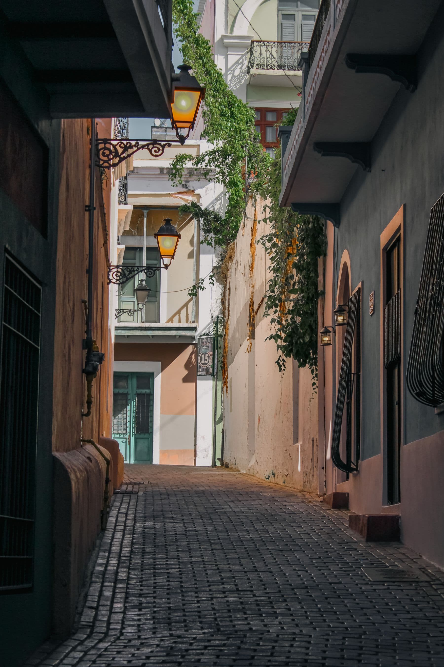 Mörk gatsten i en stadsmiljö